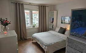 Central Room With Private Entrance And Ensuite Bathroom
